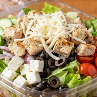 Grilled Chicken Greek Salad - Ensalada Griega de Pollo a la Parrilla
