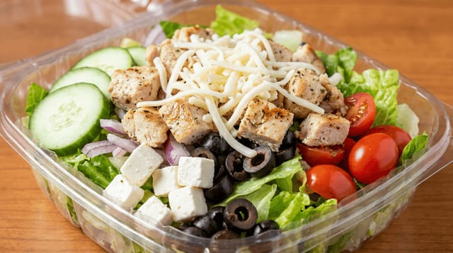 Grilled Chicken Greek Salad - Ensalada Griega de Pollo a la Parrilla.