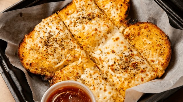 Garlic Bread with Cheese - Pan de Ajo con Queso.